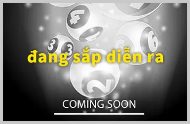 Vận động viên tennis đang giao bóng mạnh mẽ trên sân